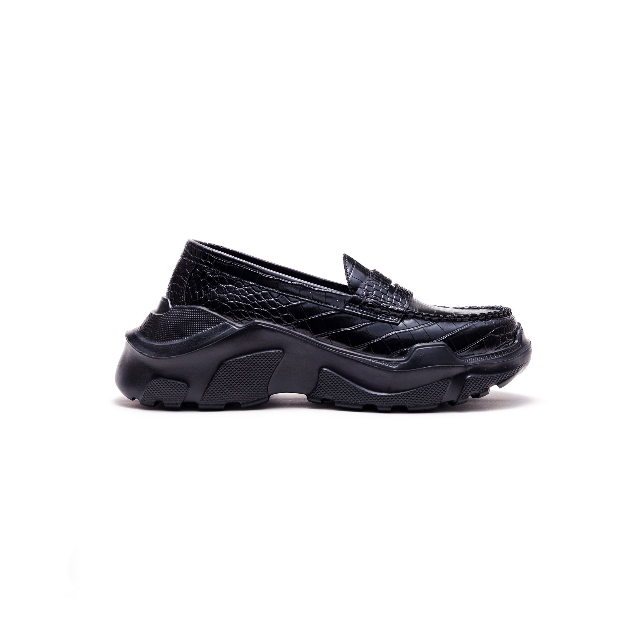 Regulated Gravity-crocodile textured pattern Black